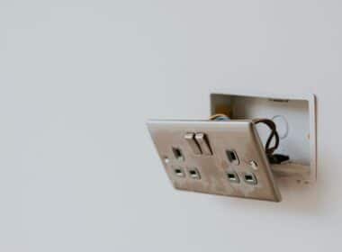 Enchufe quemado y dañado en una pared