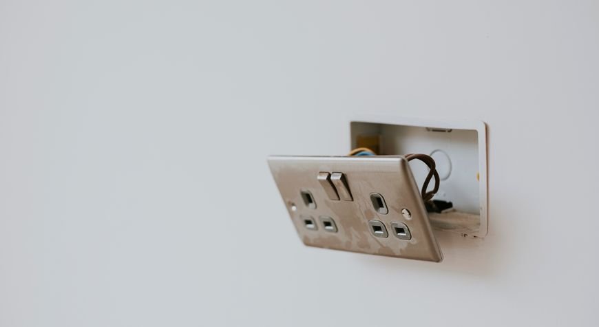 Enchufe quemado y dañado en una pared