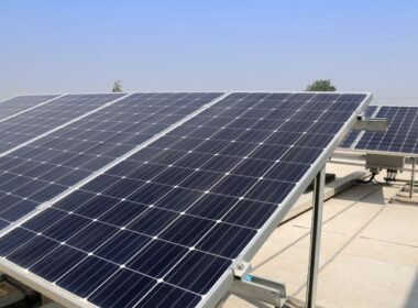 Estructura placas solares y soportes de una instalación fotovoltaica