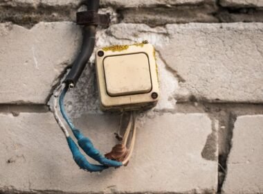 Instalación eléctrica antigua con mecanismo y cableado envejecidos