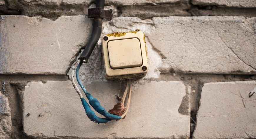 Instalación eléctrica antigua con mecanismo y cableado envejecidos