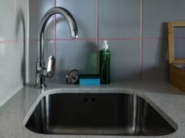 Grifo de cocina instalado sobre un fregadero