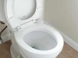 Instalar inodoro con cisterna y conexión de agua en un baño