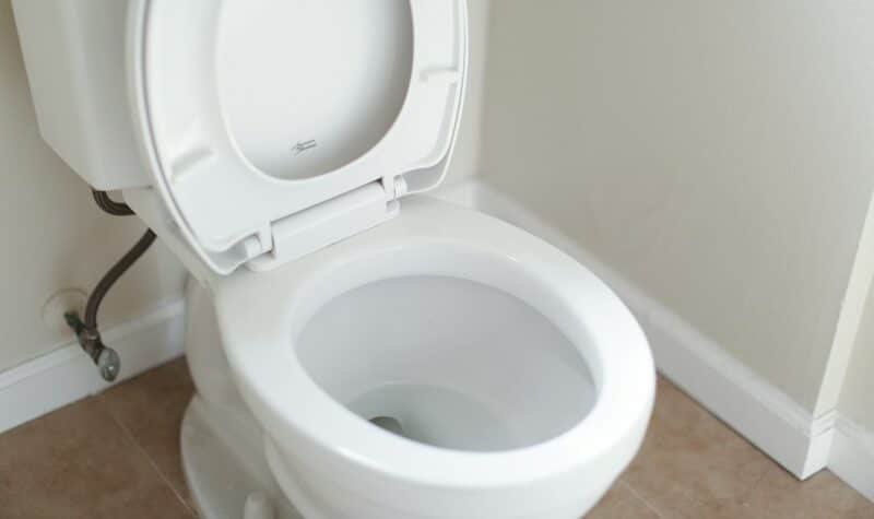 Instalar inodoro con cisterna y conexión de agua en un baño