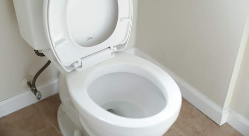 Instalar inodoro con cisterna y conexión de agua en un baño