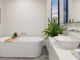 Instalar lavabo en un baño con grifería y conexiones de desagüe