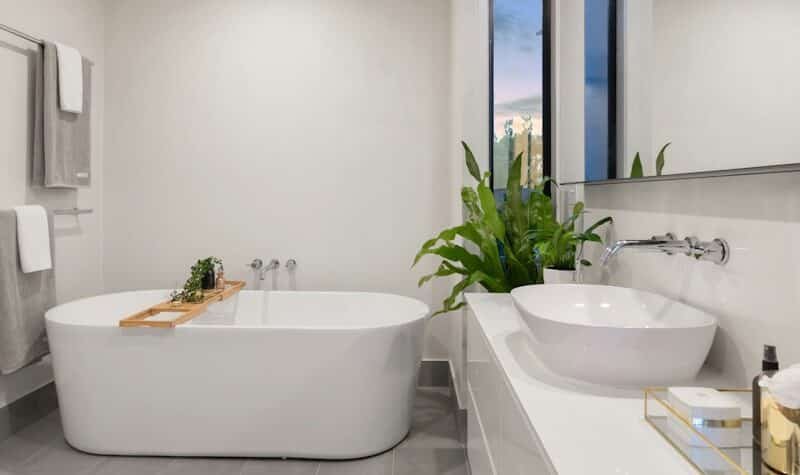 Instalar lavabo en un baño con grifería y conexiones de desagüe