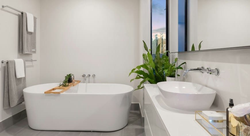 Instalar lavabo en un baño con grifería y conexiones de desagüe