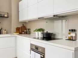 Instalar lavavajillas integrable bajo encimera con frente de mueble