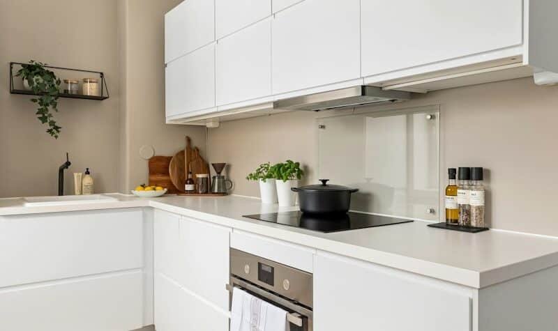 Instalar lavavajillas integrable bajo encimera con frente de mueble