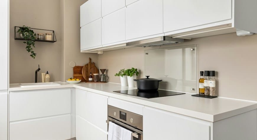 Instalar lavavajillas integrable bajo encimera con frente de mueble