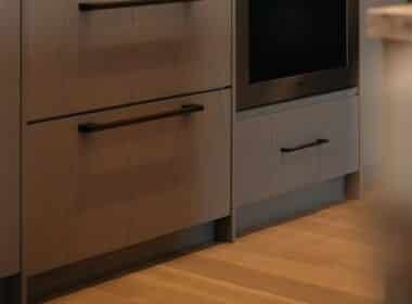 Instalar microondas integrable dentro de una columna de cocina