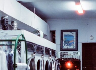 Instalar secadora junto a una lavadora en una zona de lavado doméstica