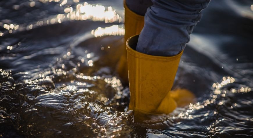 Inundación sótano alcantarillado con acumulación de agua en una zona baja