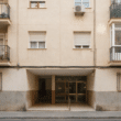Fachada de edificio residencial y entrada común de una comunidad de propietarios