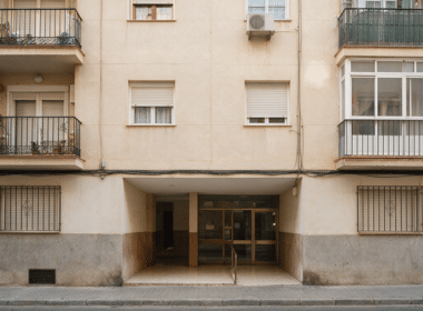 Fachada de edificio residencial y entrada común de una comunidad de propietarios
