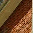 Bajante exterior de un edificio para una guía sobre limpieza de bajantes