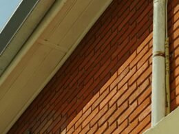 Bajante exterior de un edificio para una guía sobre limpieza de bajantes
