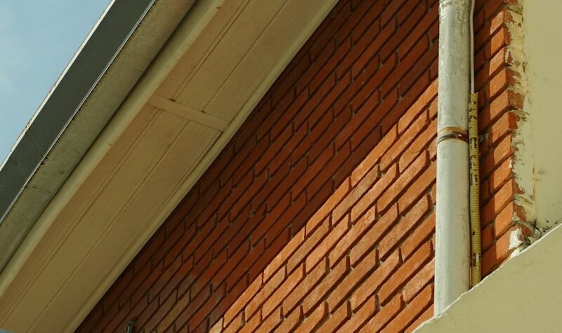 Bajante exterior de un edificio para una guía sobre limpieza de bajantes