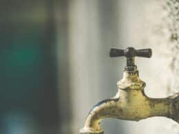 Llave de paso agua instalada en una tubería de una vivienda