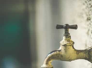 Llave de paso agua instalada en una tubería de una vivienda