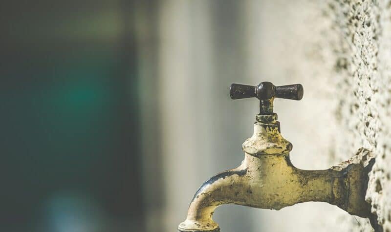 Llave de paso agua instalada en una tubería de una vivienda