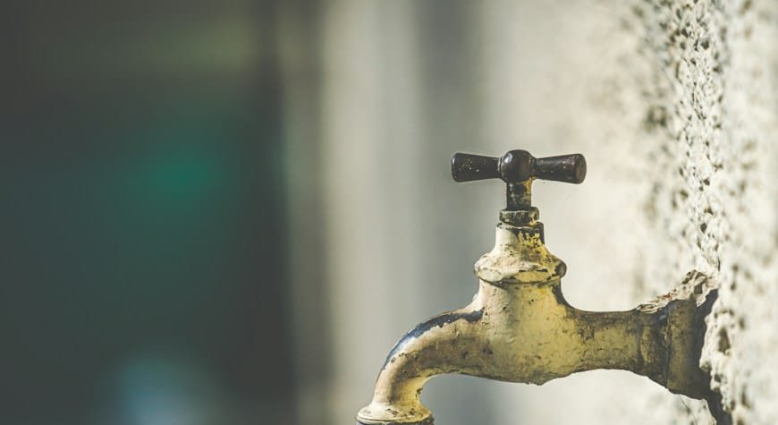 Llave de paso agua instalada en una tubería de una vivienda