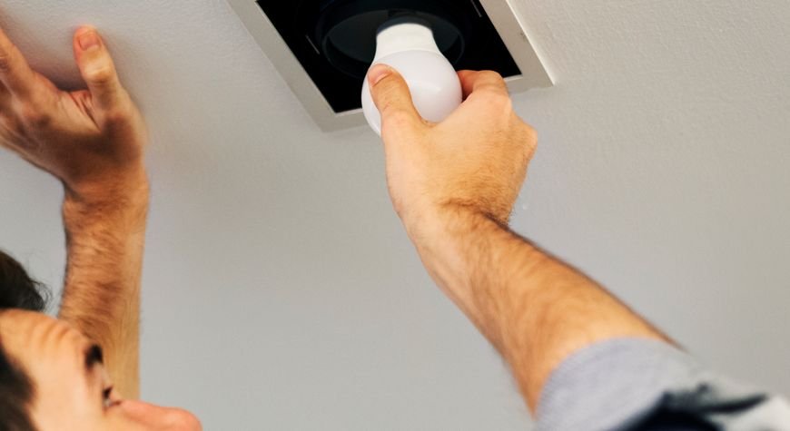 Luz parpadea y revisión de una bombilla en vivienda