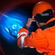Mantenimiento red saneamiento con operario inspeccionando conducciones
