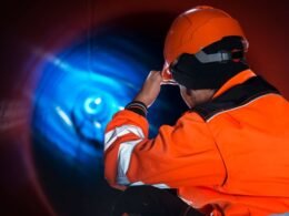 Mantenimiento red saneamiento con operario inspeccionando conducciones