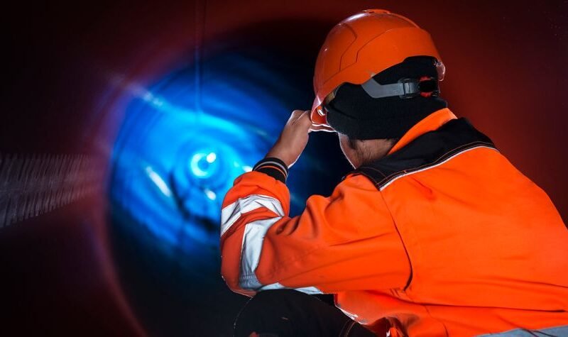 Mantenimiento red saneamiento con operario inspeccionando conducciones