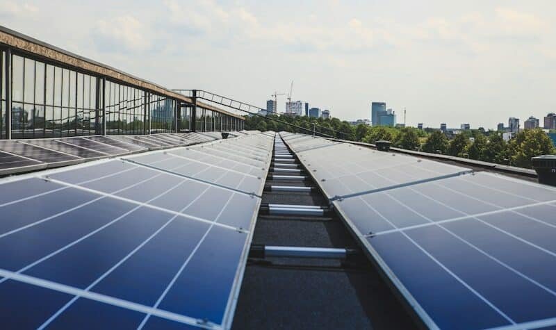 Paneles fotovoltaicos para explicar el funcionamiento de un microinversor solar