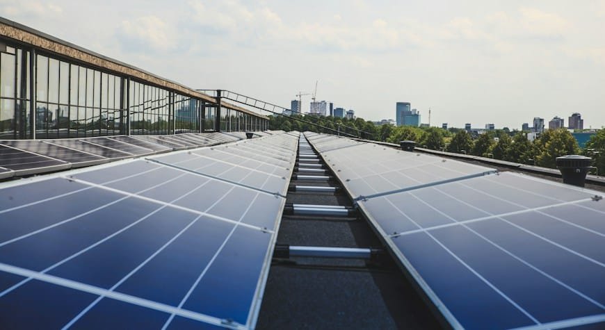 Paneles fotovoltaicos para explicar el funcionamiento de un microinversor solar