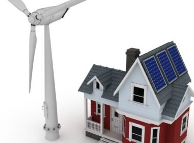 Minieólica vivienda con aerogenerador junto a una casa
