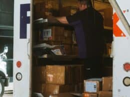 Persona cargando cajas de cartón en un camión de mudanzas