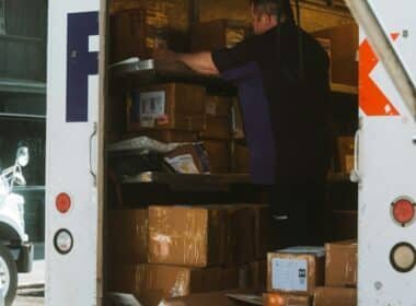 Persona cargando cajas de cartón en un camión de mudanzas