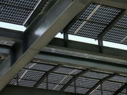 Paneles solares sobre una cubierta para explicar su orientación