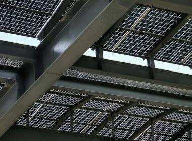 Paneles solares sobre una cubierta para explicar su orientación