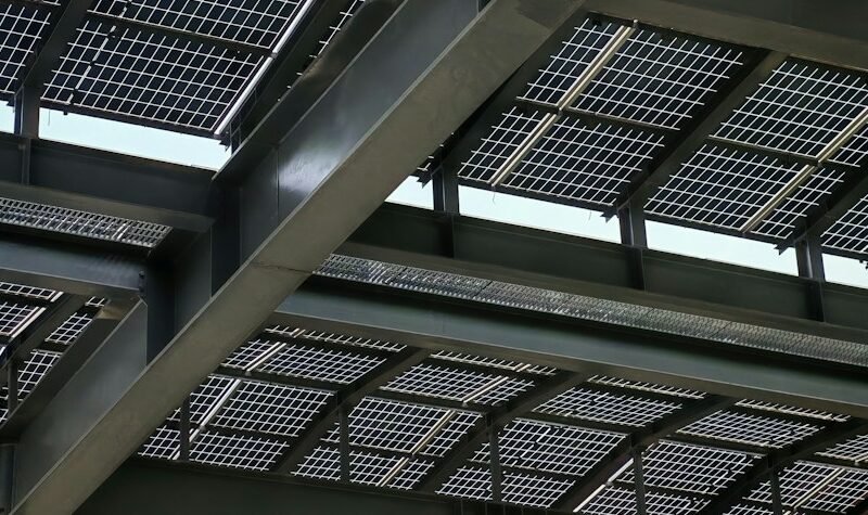 Paneles solares sobre una cubierta para explicar su orientación