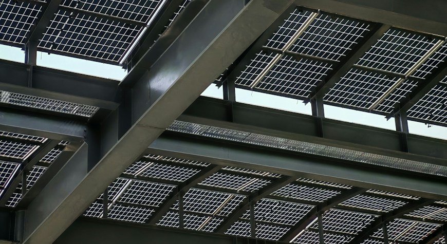 Paneles solares sobre una cubierta para explicar su orientación