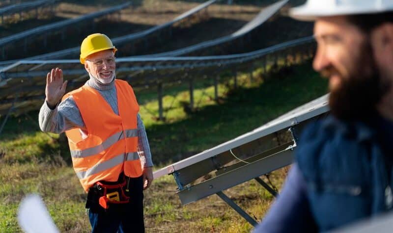 Paneles solares bifaciales en una instalación fotovoltaica de campo