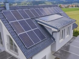 Placas solares calor instaladas sobre el tejado de una vivienda