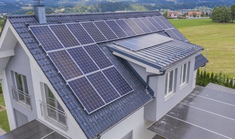 Placas solares calor instaladas sobre el tejado de una vivienda