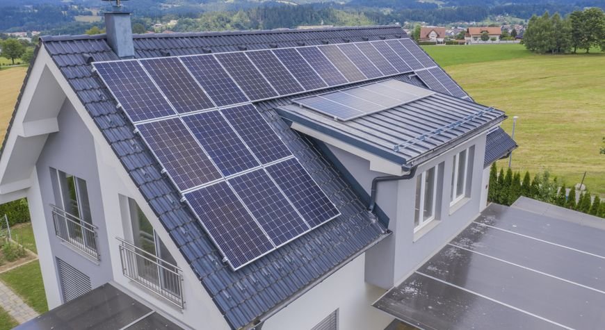 Placas solares calor instaladas sobre el tejado de una vivienda