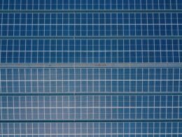 Placas solares monocristalinas en una instalación fotovoltaica
