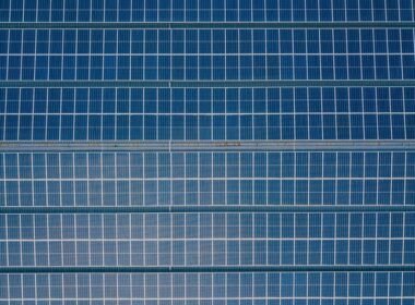 Placas solares monocristalinas en una instalación fotovoltaica