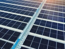 Placas solares vivienda instaladas en el tejado de una casa
