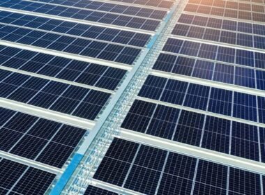 Placas solares vivienda instaladas en el tejado de una casa