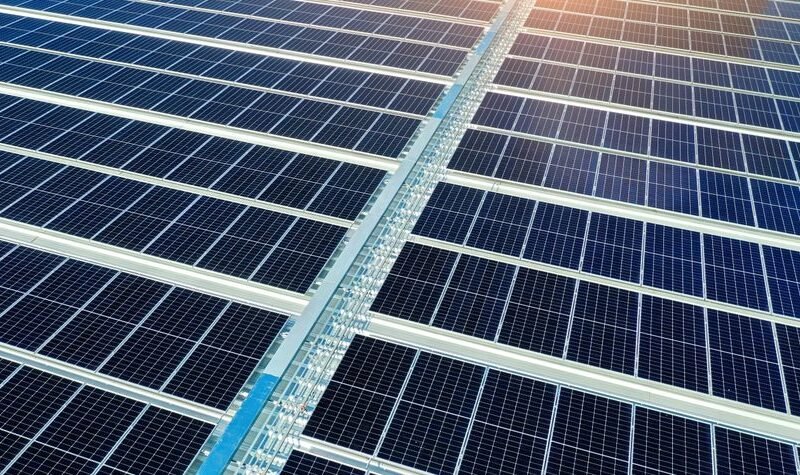 Placas solares vivienda instaladas en el tejado de una casa