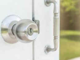 Pomo con cerradura instalado en una puerta interior